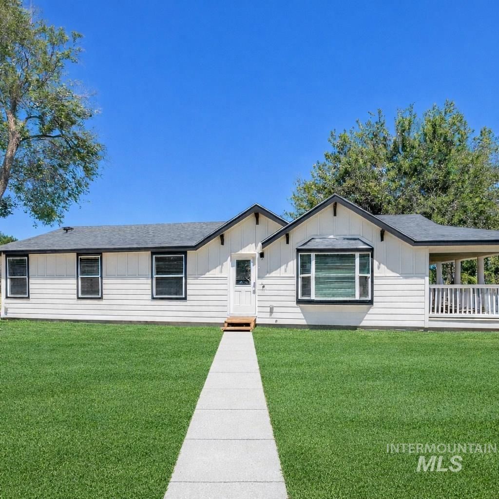 Photo of 320 E Arthur Ave, Glenns Ferry, ID 83623 (MLS # 98953952)