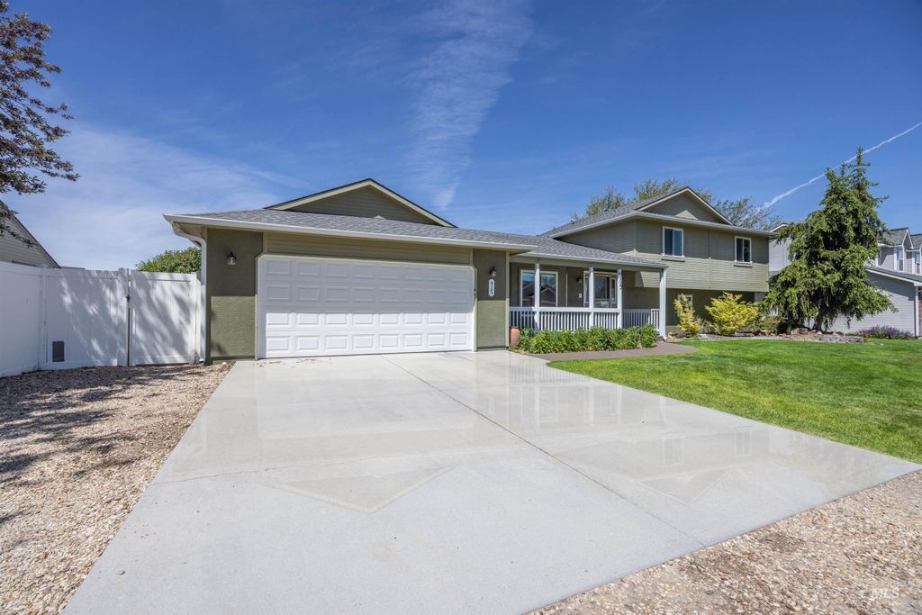 Photo of 915 S Camas Street, Nampa, ID 83686 (MLS # 98987553)