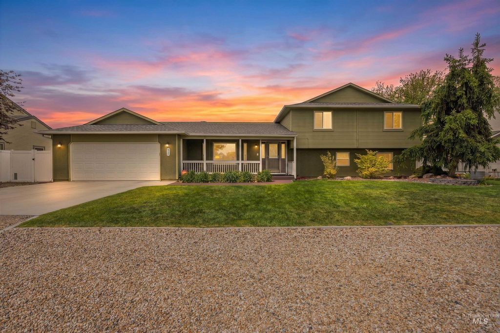Photo of 915 S Camas Street, Nampa, ID 83686 (MLS # 98987553)