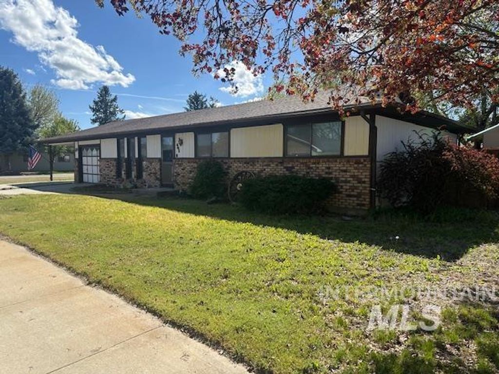 Photo of 601 Riggs St, Emmett, ID 83617 (MLS # 98982119)
