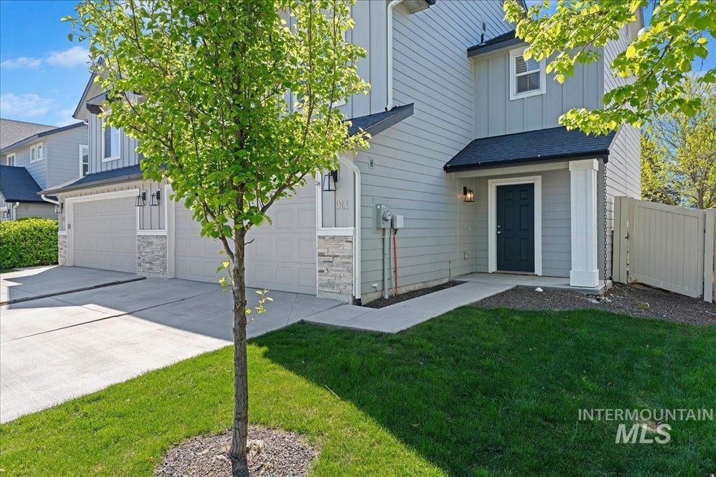Photo of 913 W Apple Pine St, Meridian, ID 83646 (MLS # 98984616)