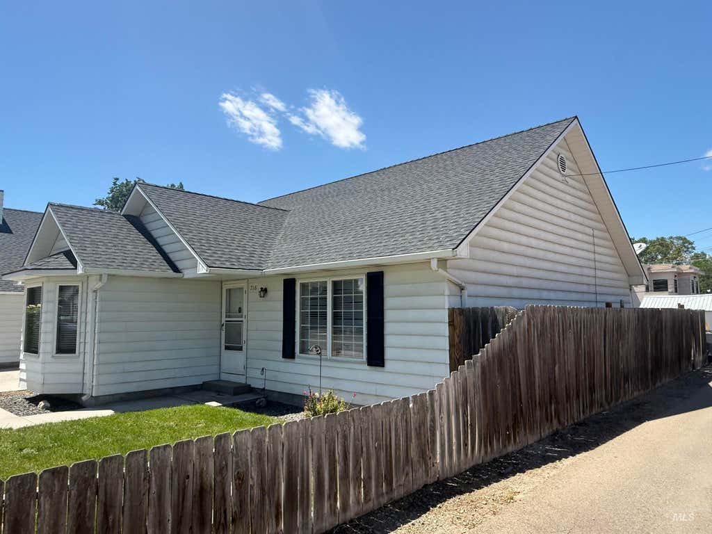 Photo of 716 S 9th Ave, Caldwell, ID 83605 (MLS # 98990235)