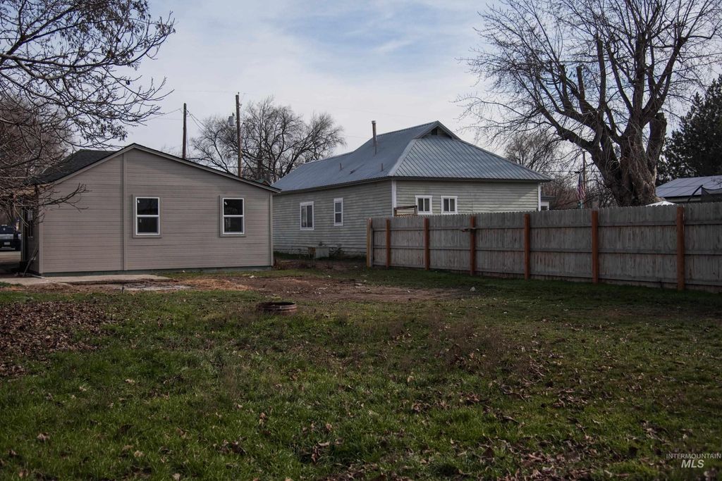 Photo of 907 N 7th St, Payette, ID 83661 (MLS # 98972836)