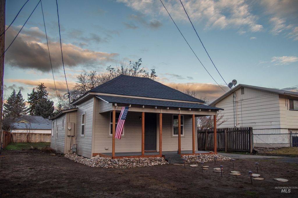 Photo of 907 N 7th St, Payette, ID 83661 (MLS # 98972836)