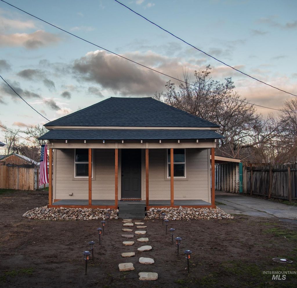 Photo of 907 N 7th St, Payette, ID 83661 (MLS # 98972836)