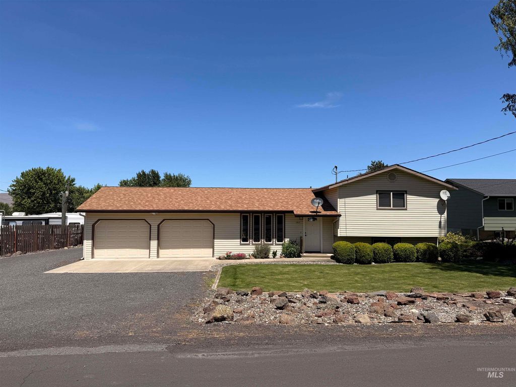 Photo of 1417 Bryden Avenue, Lewiston, ID 83501 (MLS # 98990426)
