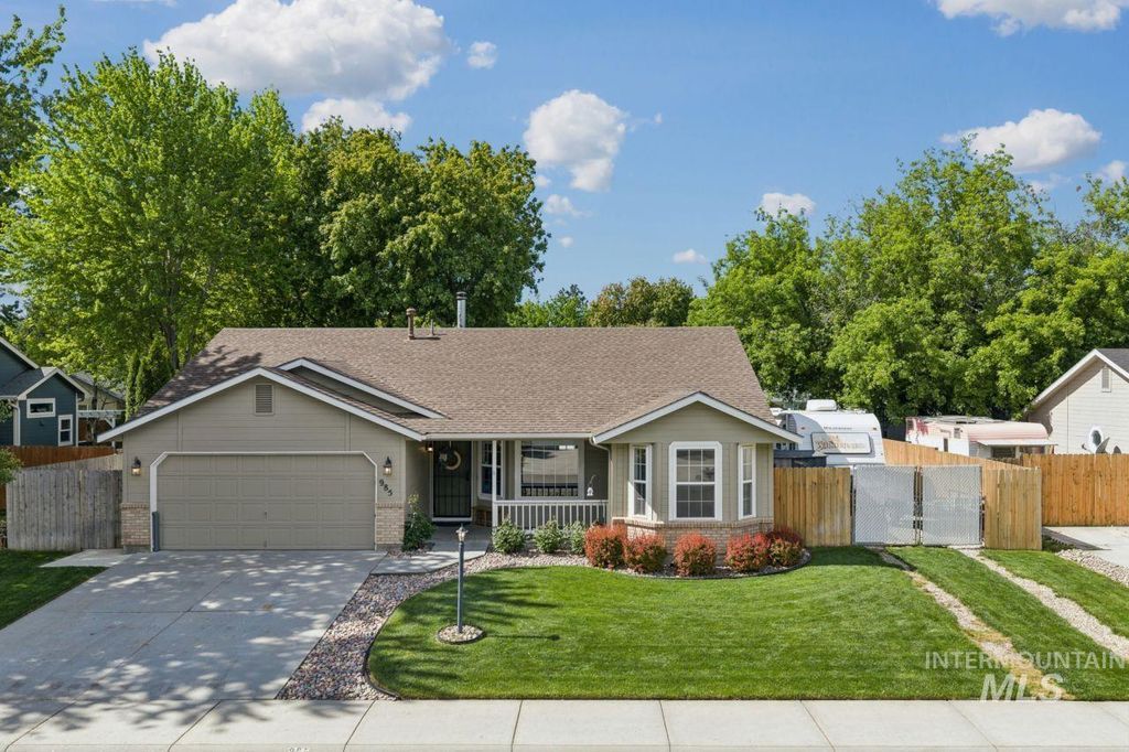 Photo of 985 W Greenhead St, Meridian, ID 83642 (MLS # 98985611)