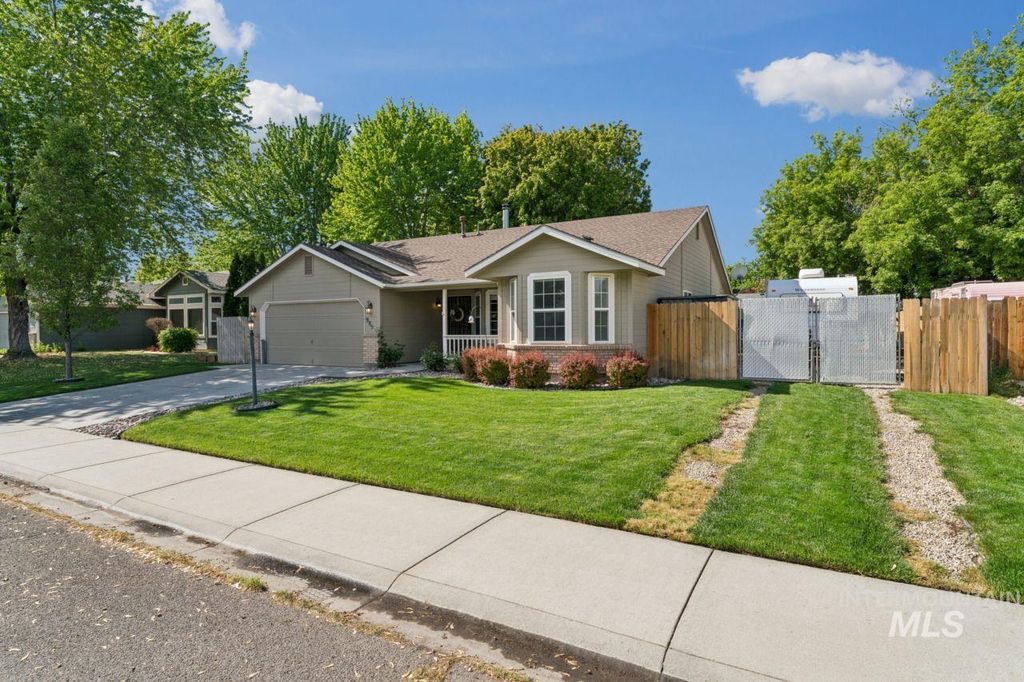 Photo of 985 W Greenhead St, Meridian, ID 83642 (MLS # 98985611)
