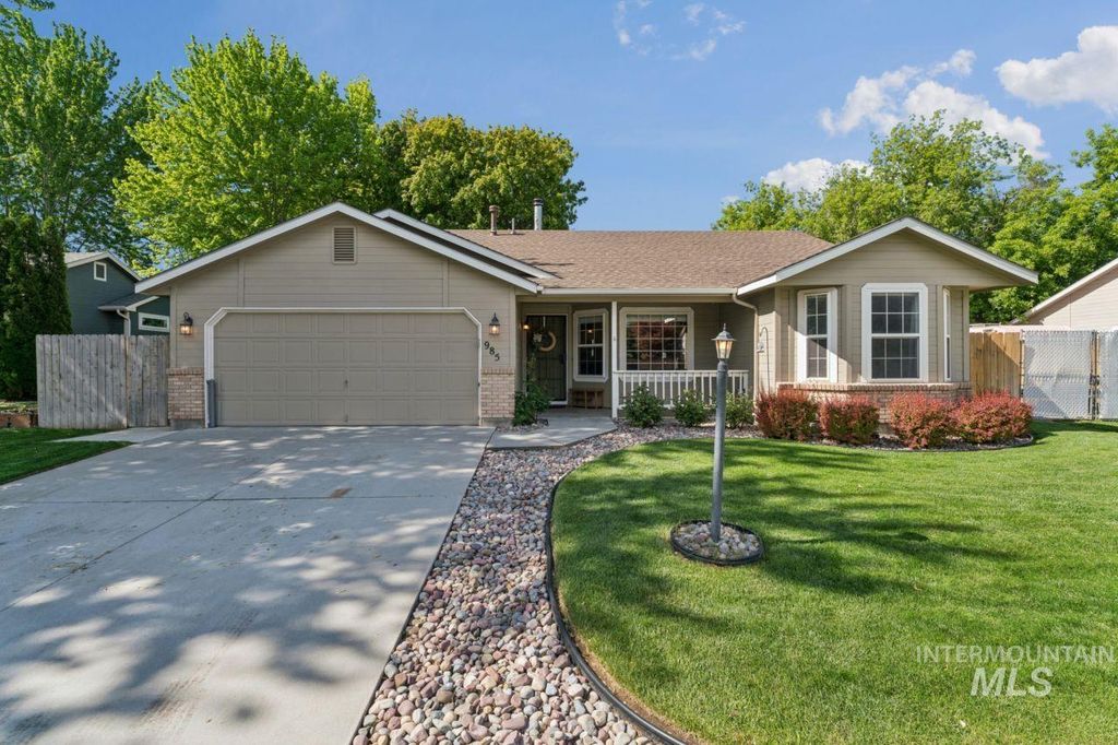 Photo of 985 W Greenhead St, Meridian, ID 83642 (MLS # 98985611)