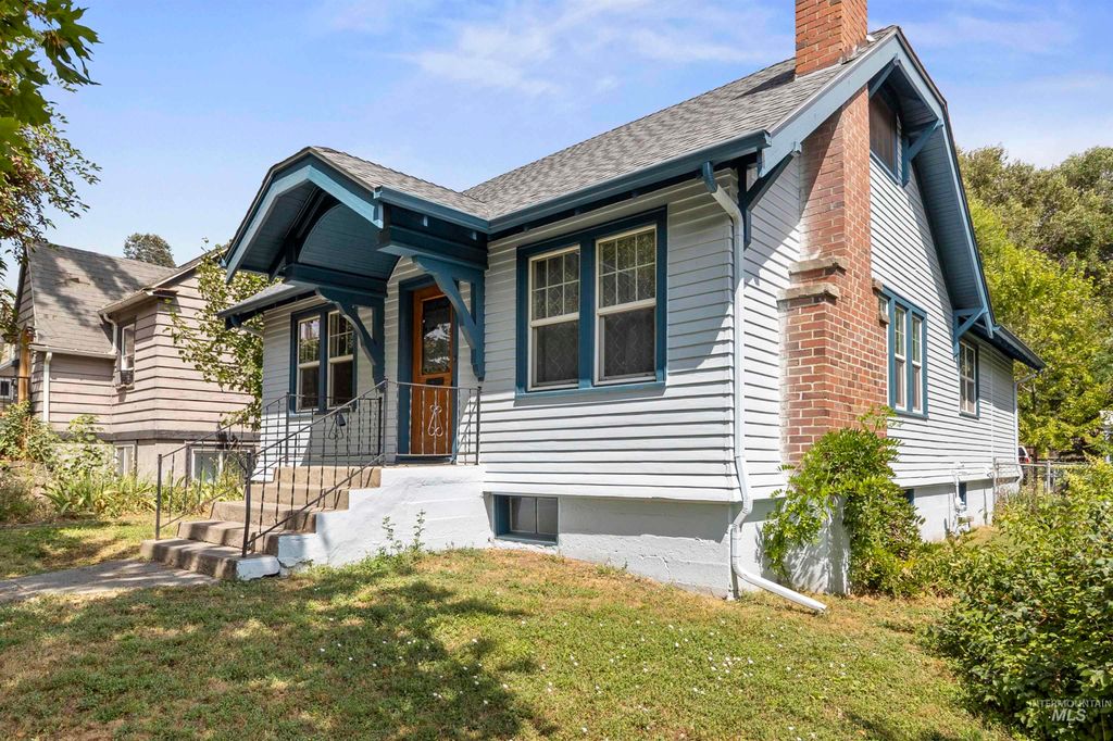 Photo of 822 S Jefferson St, Moscow, ID 83843 (MLS # 98974340)