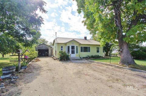 Photo of 220 E Wyoming Ave, Homedale, ID 83628 (MLS # 98964333)