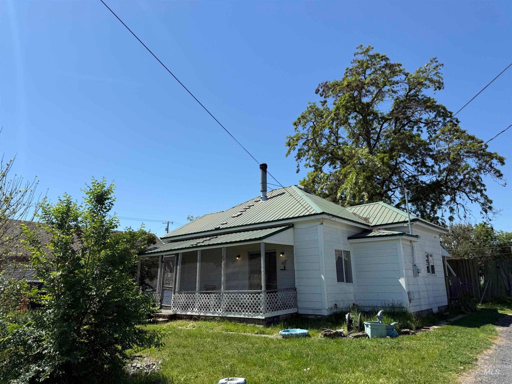 Photo of 119 25th St, Lewiston, ID 83501 (MLS # 98994034)