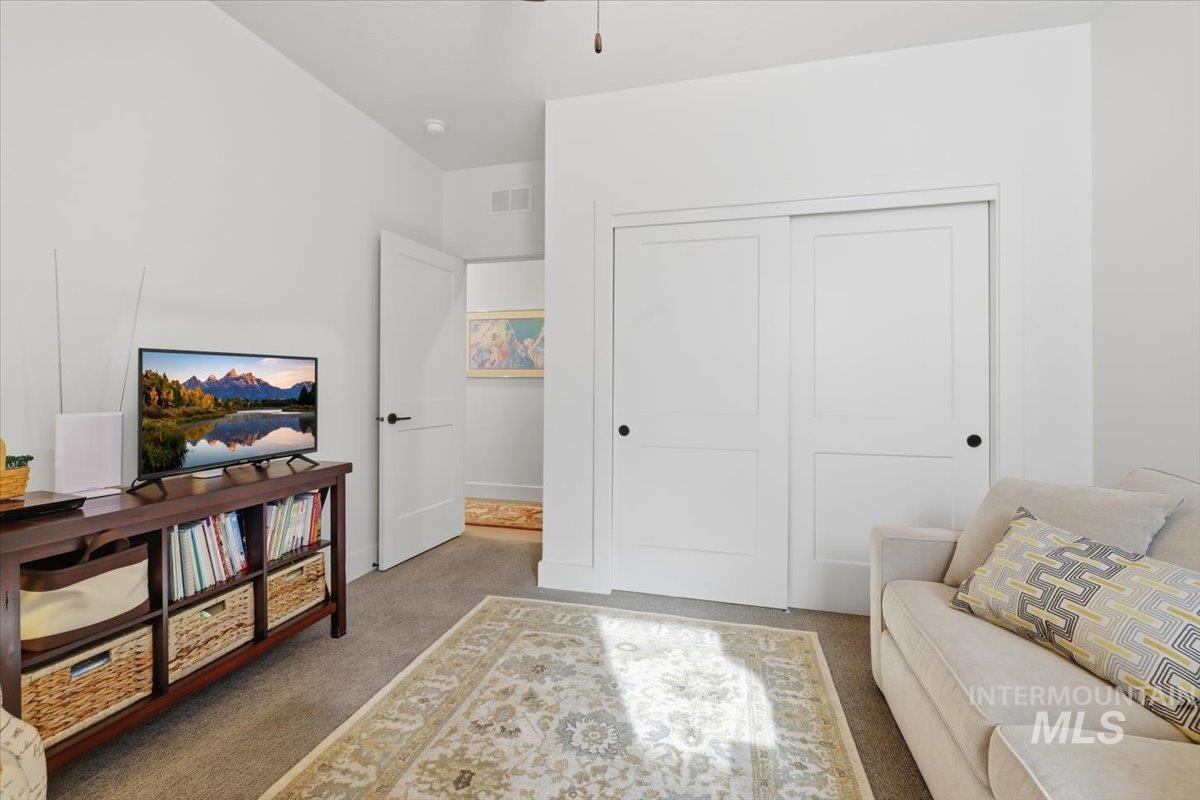Sitting room with carpet