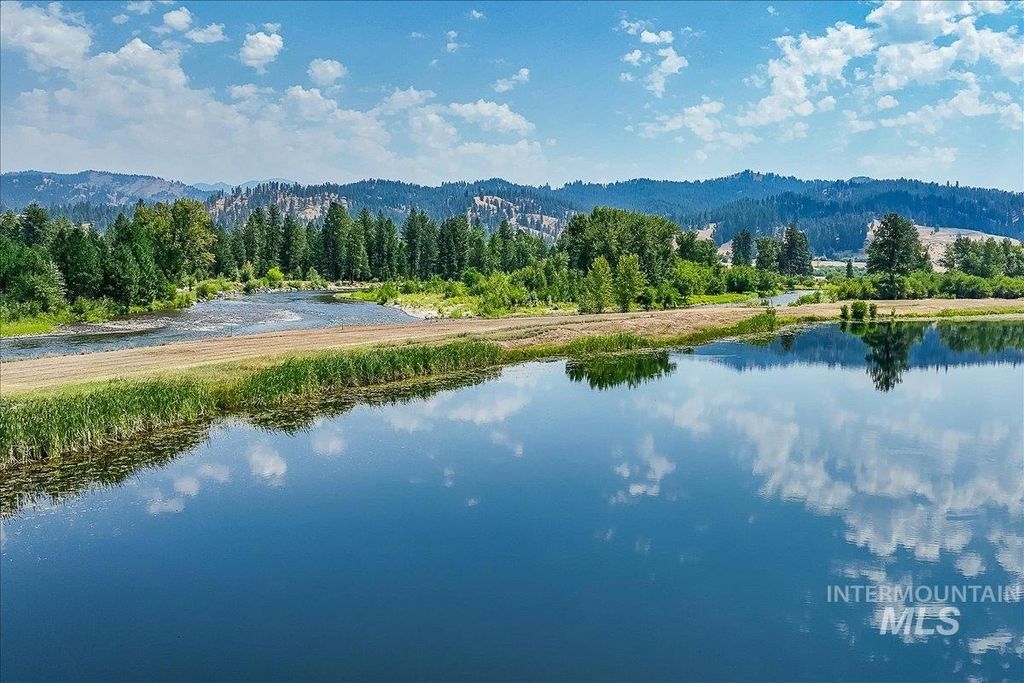 Photo of 35 Wapiti Court, Garden Valley, ID 83622 (MLS # 98985638)