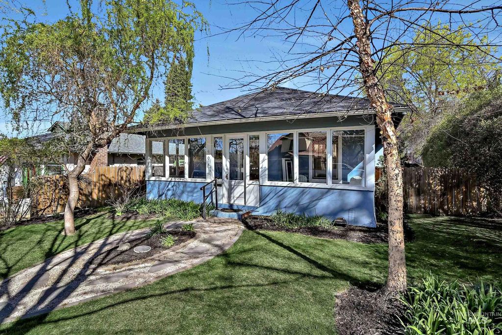 Photo of 408 W Resseguie St, Boise, ID 83702 (MLS # 98980360)