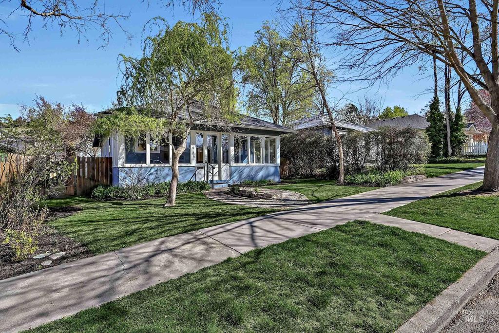 Photo of 408 W Resseguie St, Boise, ID 83702 (MLS # 98980360)