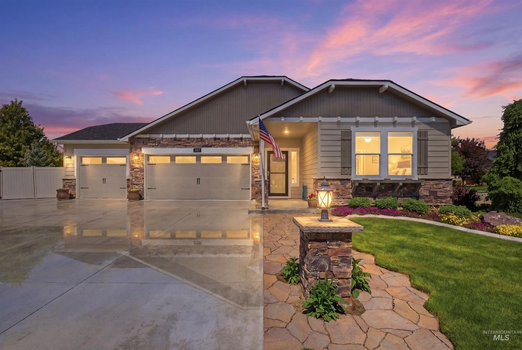 Photo of 802 W Dallan Woods Way, Nampa, ID 83686 (MLS # 98985209)