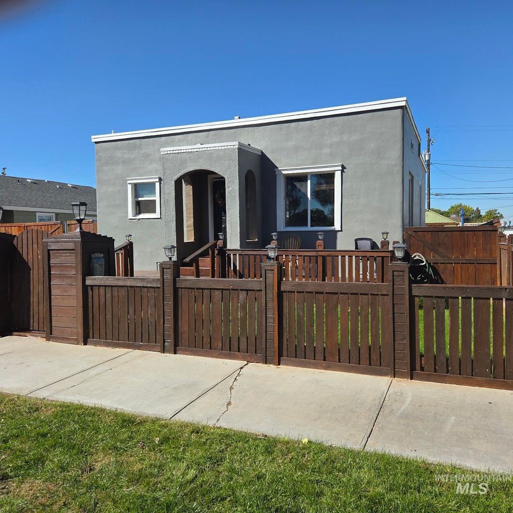 Photo of 1111 13th Ave S Ave, Nampa, ID 83651 (MLS # 98964156)