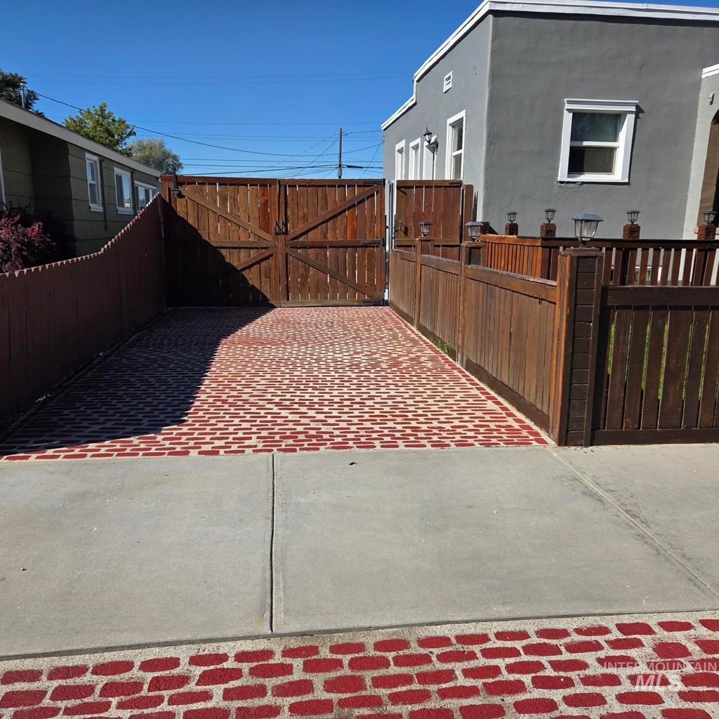 Photo of 1111 13th Ave S Ave, Nampa, ID 83651 (MLS # 98964156)