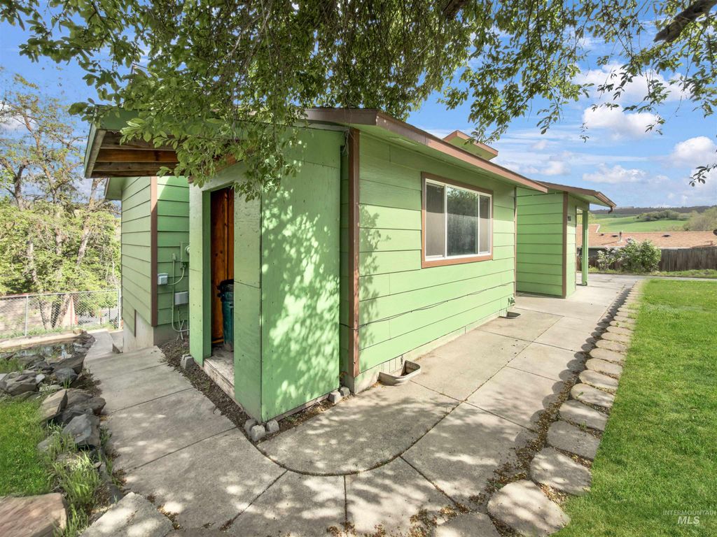 Photo of 2933 Garfield Ct, Lewiston, ID 83501 (MLS # 98967696)