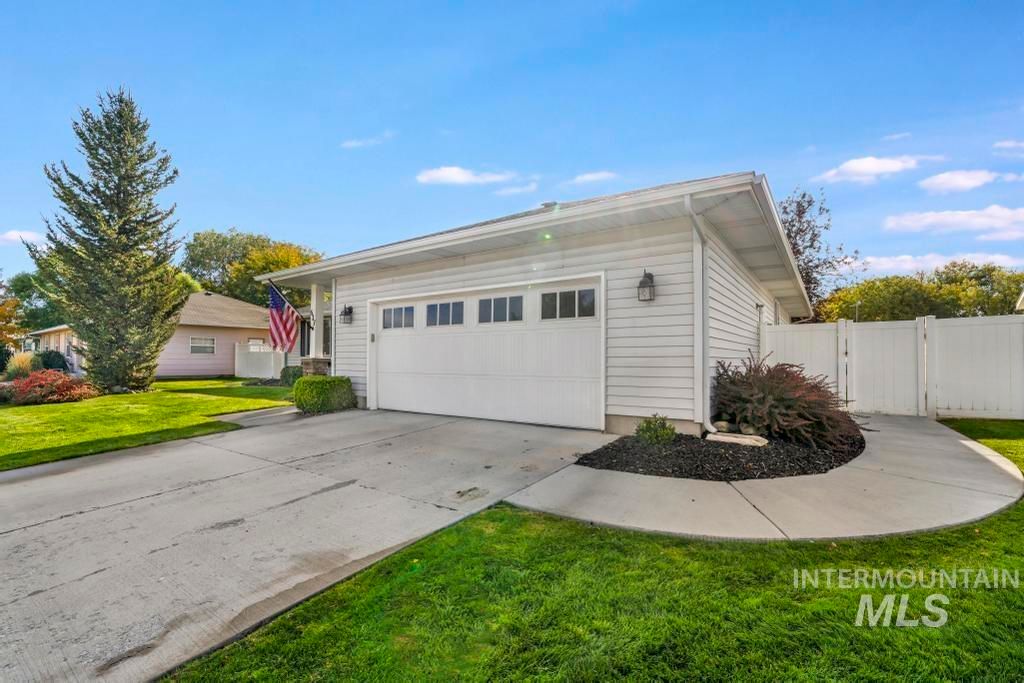 Photo of 637 Pine St, Gooding, ID 83330 (MLS # 98965883)