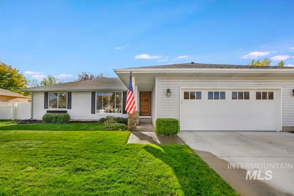 Photo of 637 Pine St, Gooding, ID 83330 (MLS # 98965883)