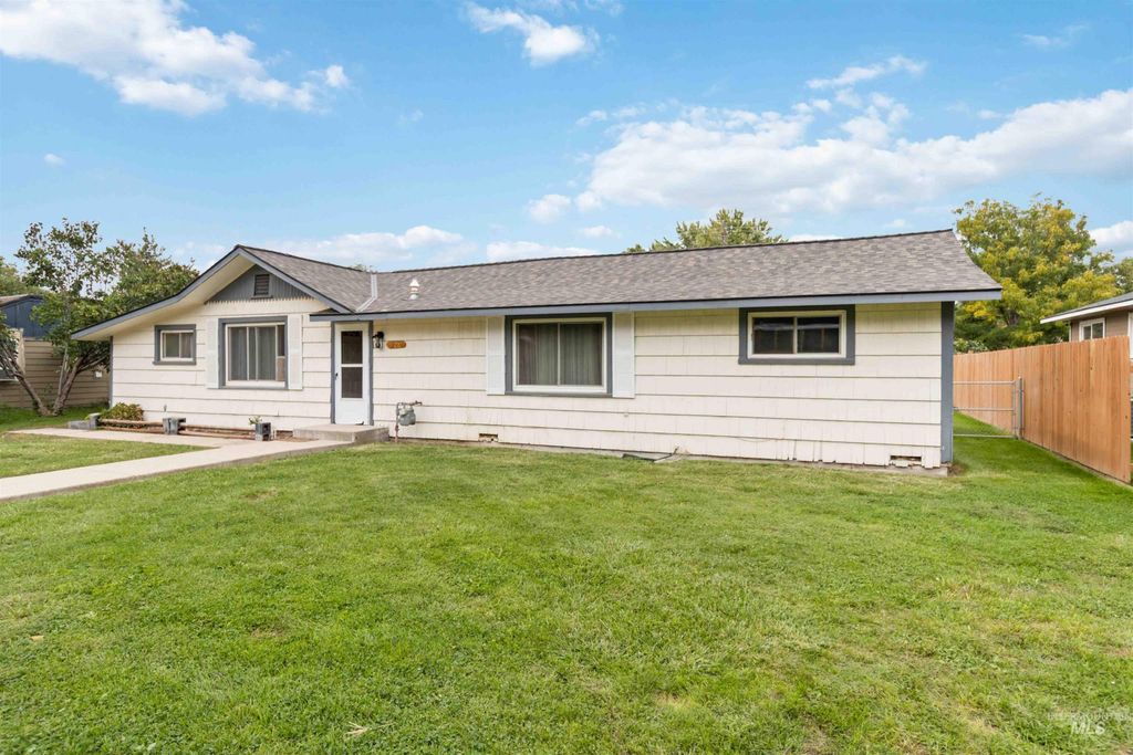Photo of 428 W Montana Ave, Homedale, ID 83628 (MLS # 98961274)