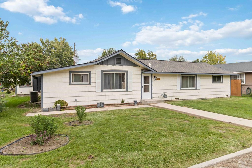 Photo of 428 W Montana Ave, Homedale, ID 83628 (MLS # 98961274)
