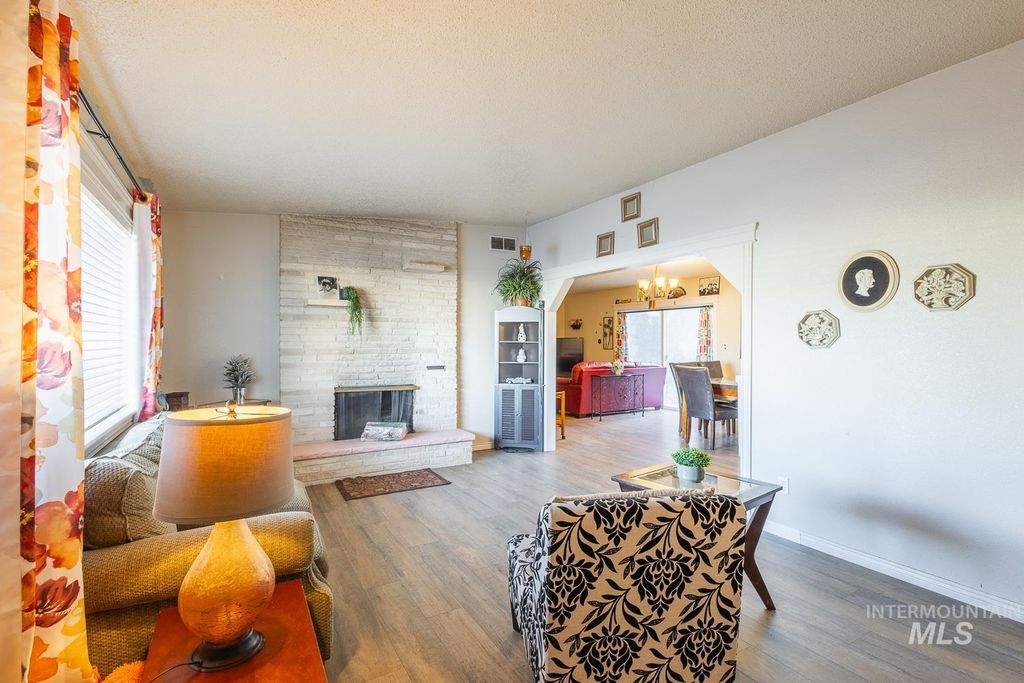 Photo of 819 Briarwood Dr, Nampa, ID 83651 (MLS # 98985384)