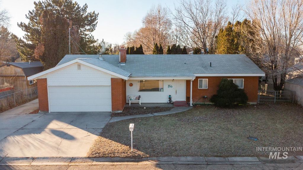 Photo of 819 Briarwood Dr, Nampa, ID 83651 (MLS # 98985384)