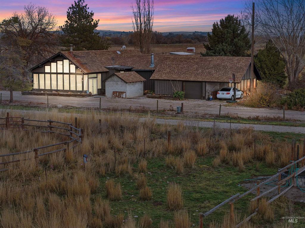 Photo of 30327 Hexon Rd, Parma, ID 83660 (MLS # 98968475)