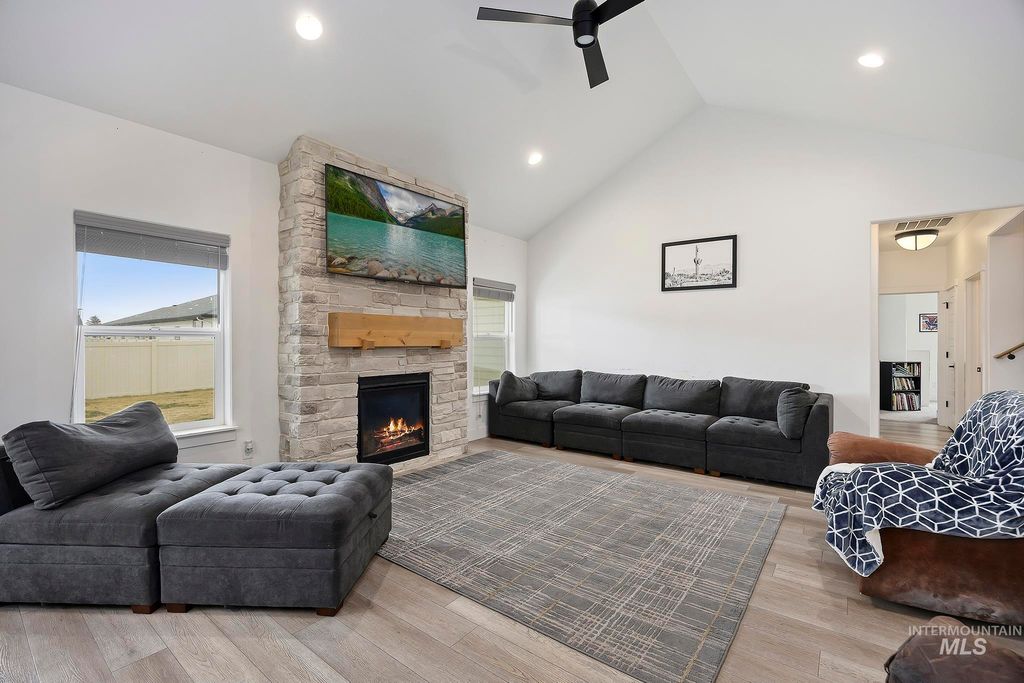 Photo of 827 Mossview Ave, Twin Falls, ID 83301 (MLS # 98977588)