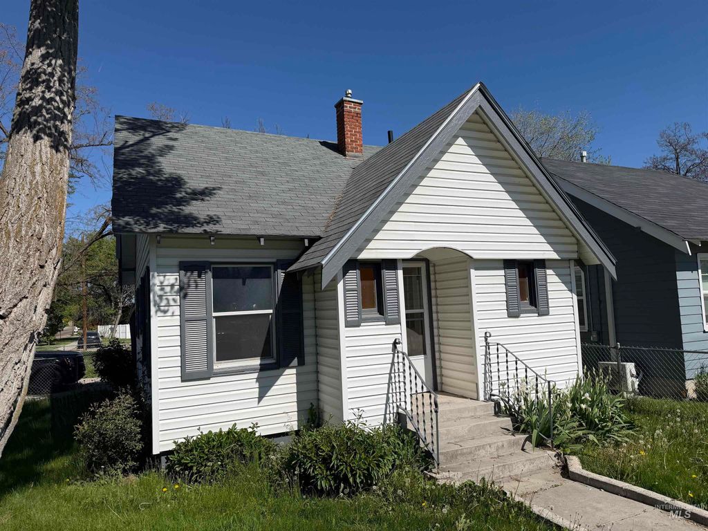 Photo of 123 18th Ave S Ave, Nampa, ID 83651 (MLS # 98984477)