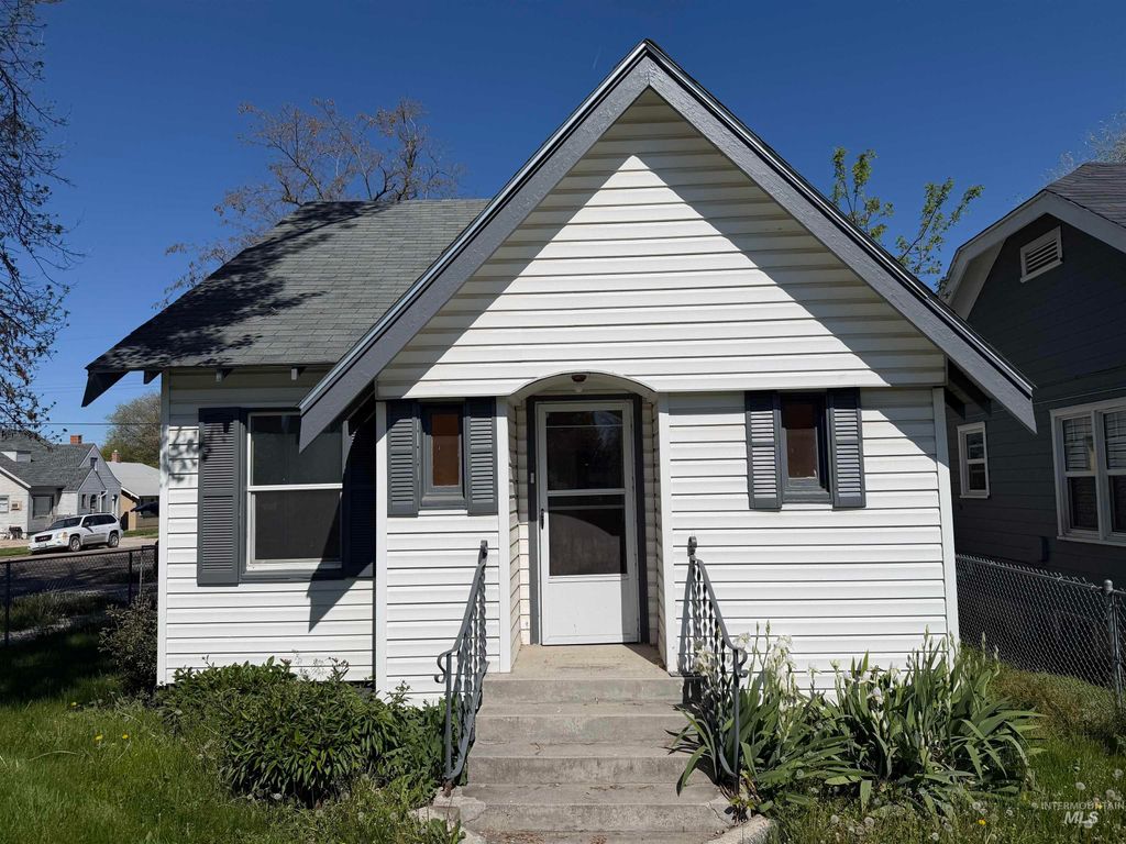 Photo of 123 18th Ave S Ave, Nampa, ID 83651 (MLS # 98984477)