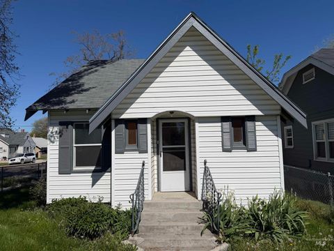 Photo of 123 18th Ave S Ave, Nampa, ID 83651 (MLS # 98984477)