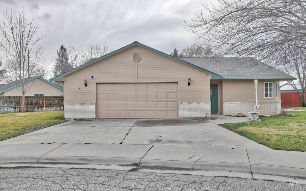 Photo of 719 Benton Avenue, Nampa, ID 83651 (MLS # 98975147)