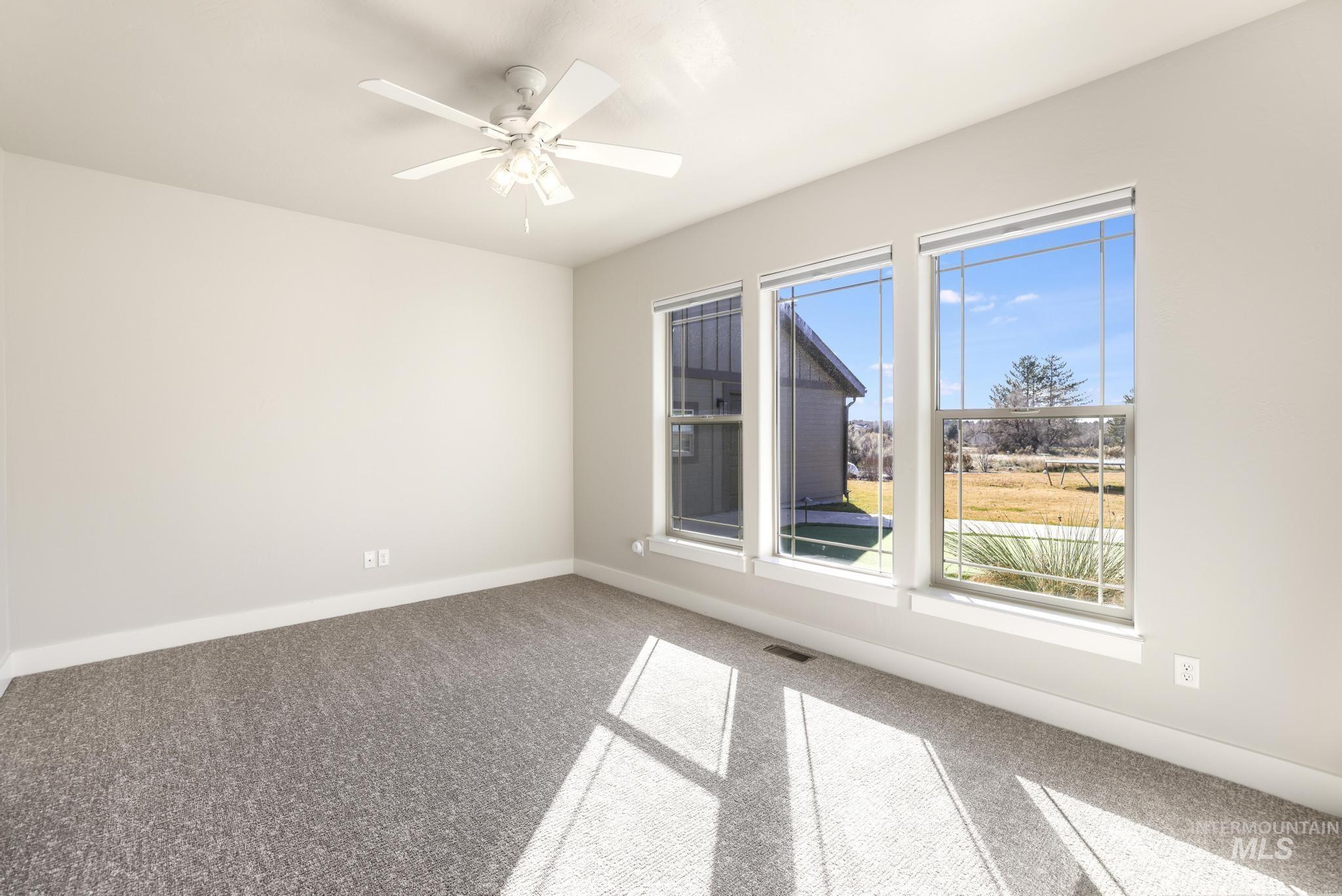 Unfurnished room with carpet and ceiling fan