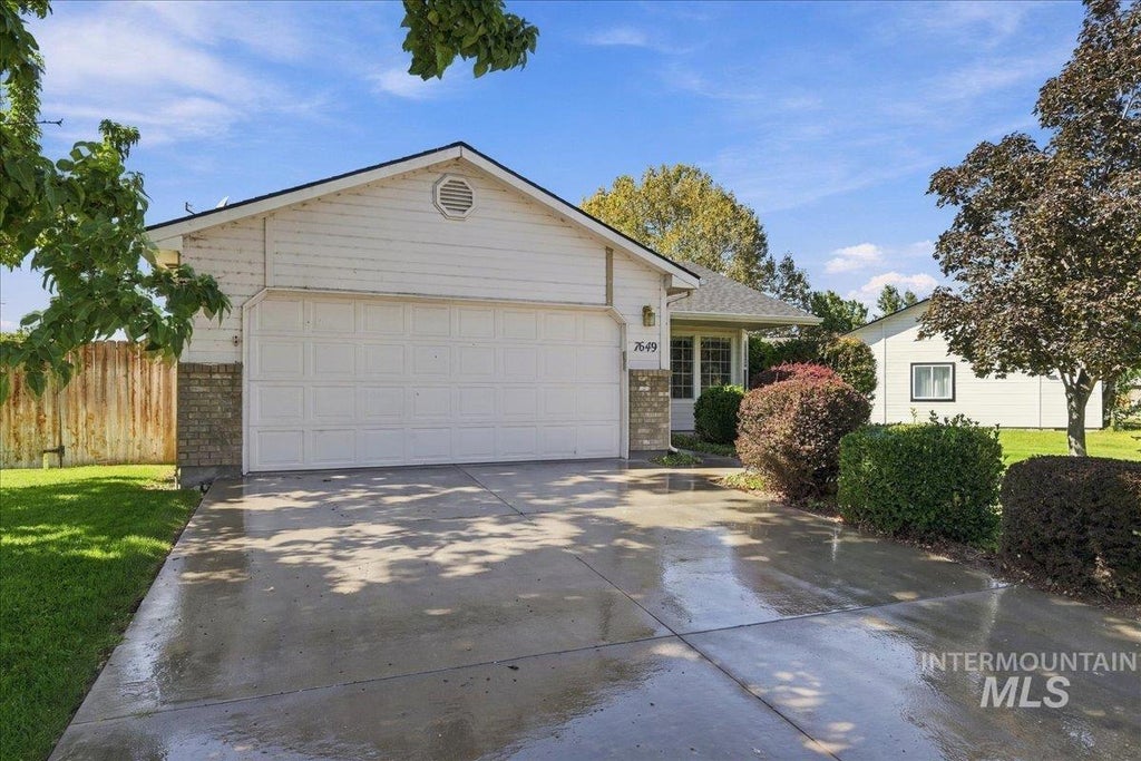 Photo of 7649 Arlington Dr, Nampa, ID 83687 (MLS # 99002485)