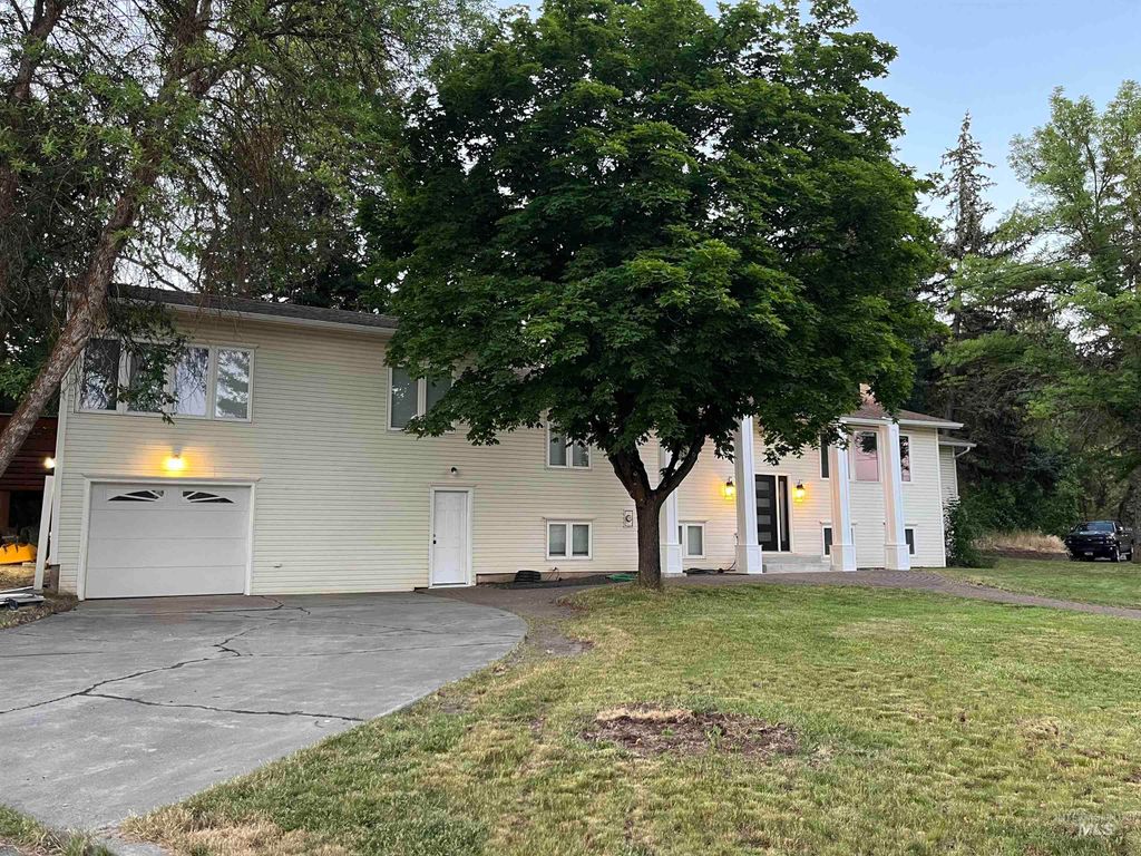 Photo of 1024 El Cajon St, Moscow, ID 83844 (MLS # 98956899)
