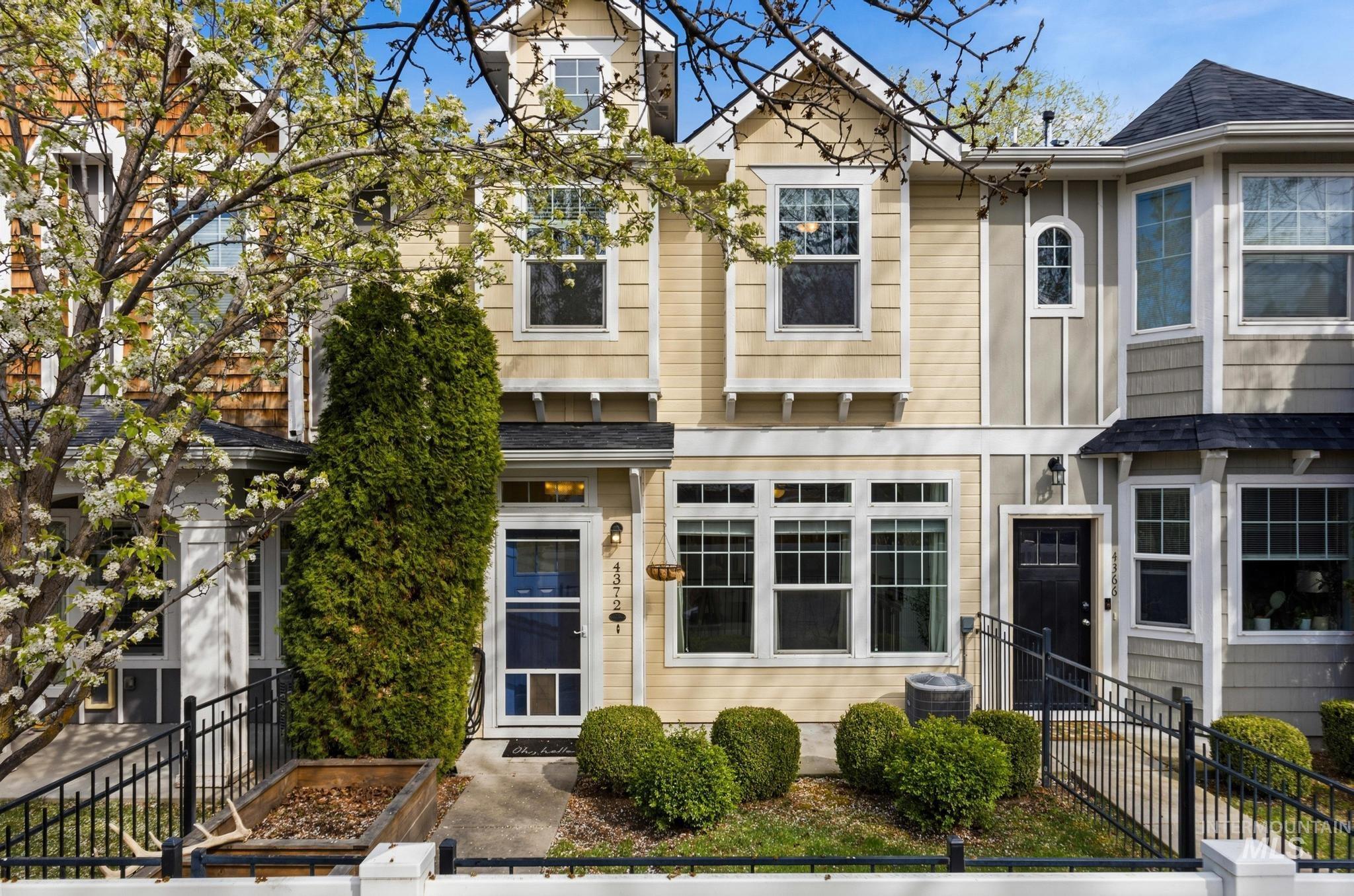 View of front facade featuring a fenced front yard