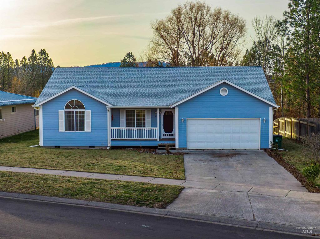 Photo of 1707 E 6th St, Moscow, ID 83843 (MLS # 98977409)