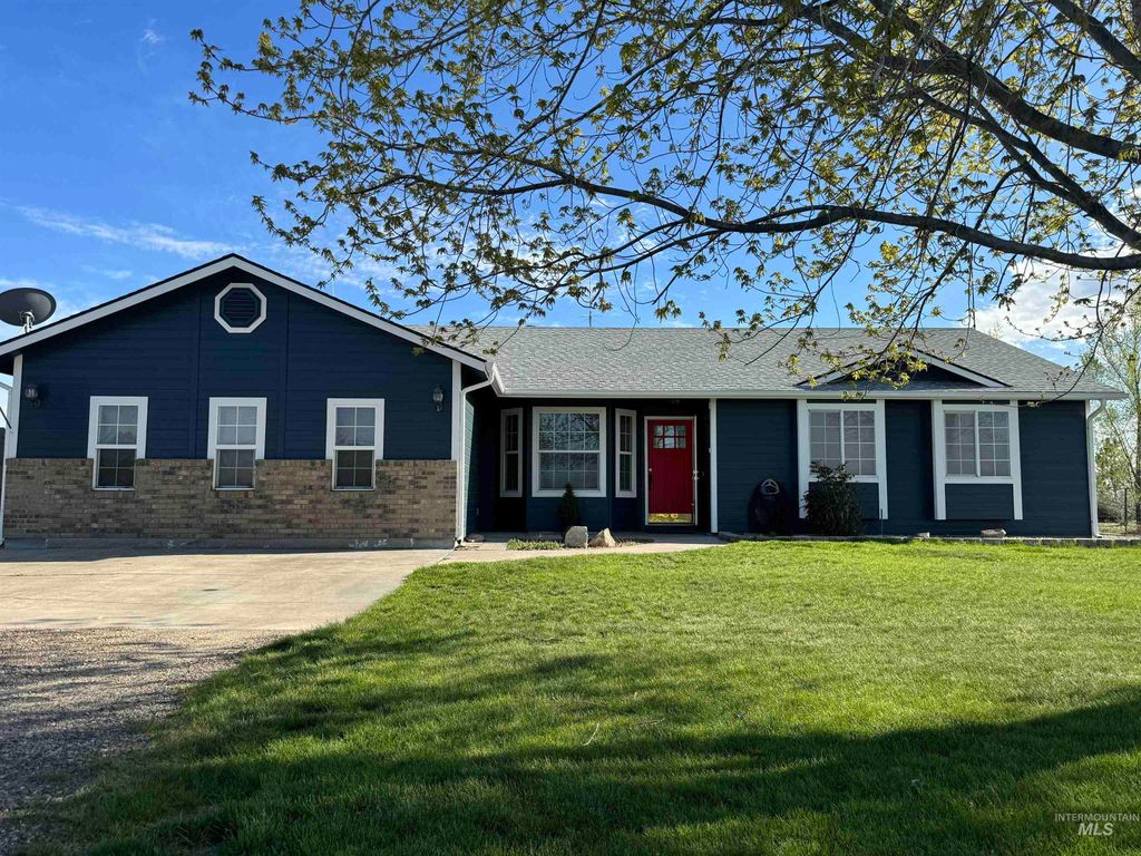 Photo of 3301 SW Smith Rd, Mountain Home, ID 83647 (MLS # 98977241)