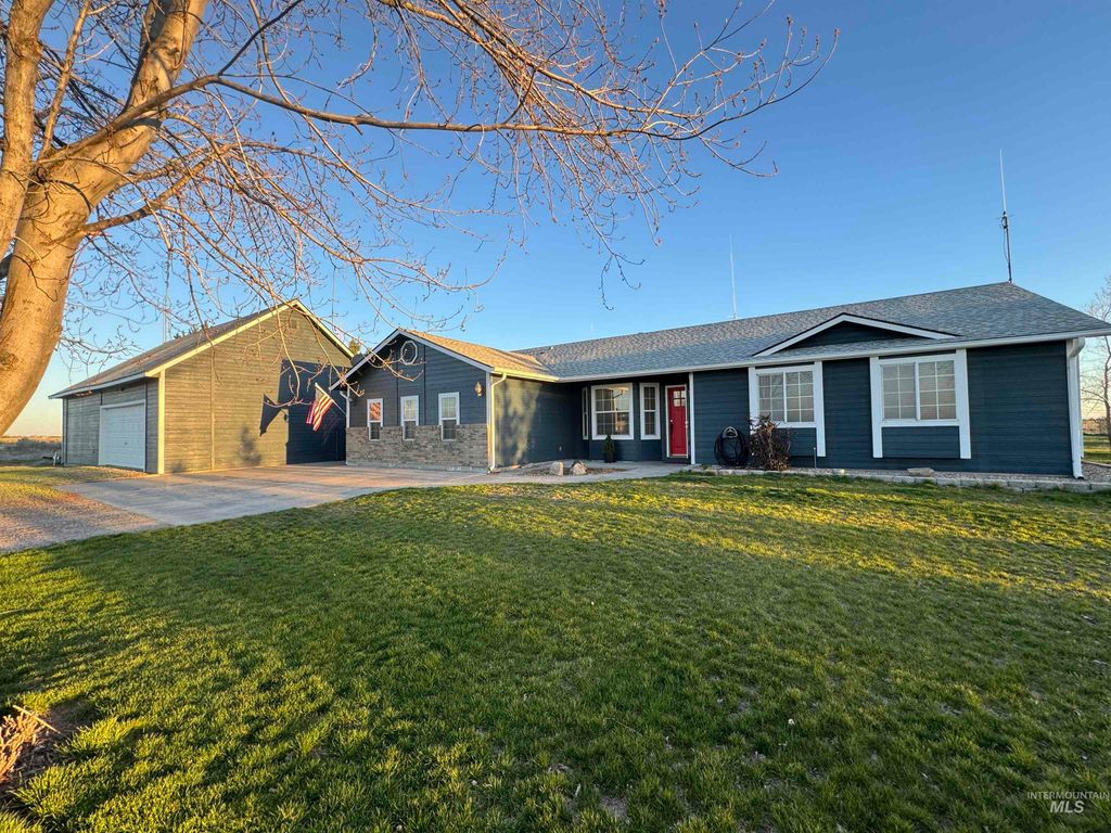 Photo of 3301 SW Smith Rd, Mountain Home, ID 83647 (MLS # 98977241)