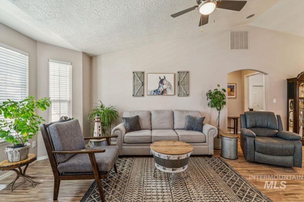 Photo of 11980 Colonial Dr, Caldwell, ID 83605 (MLS # 98981288)