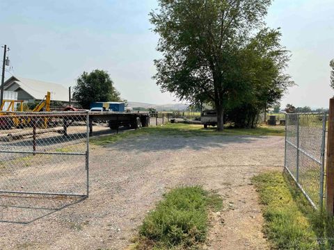 Photo of 749 Ritter Ave, Vale, OR 97918 (MLS # 98960001)