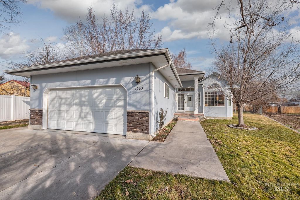 Photo of 1063 NW 2nd Ave, Ontario, OR 97914 (MLS # 98974873)