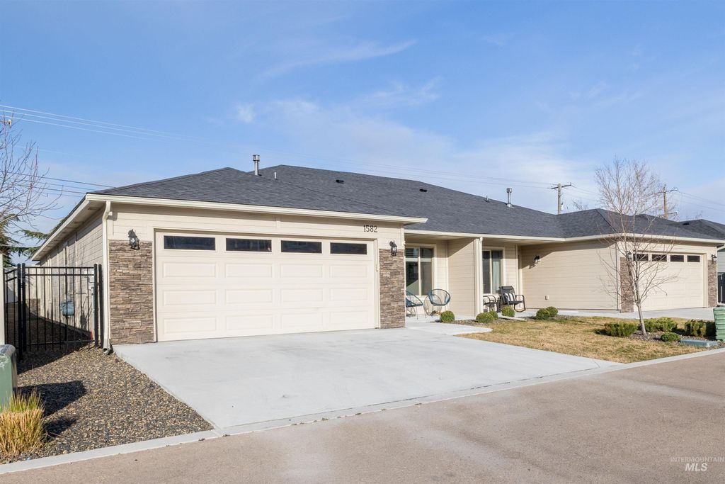 Photo of 1582 W Windswept Dr, Meridian, ID 83646 (MLS # 98977735)