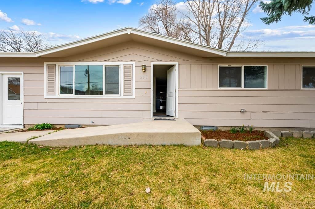 Photo of 456 N School Ave, Kuna, ID 83634 (MLS # 98978081)