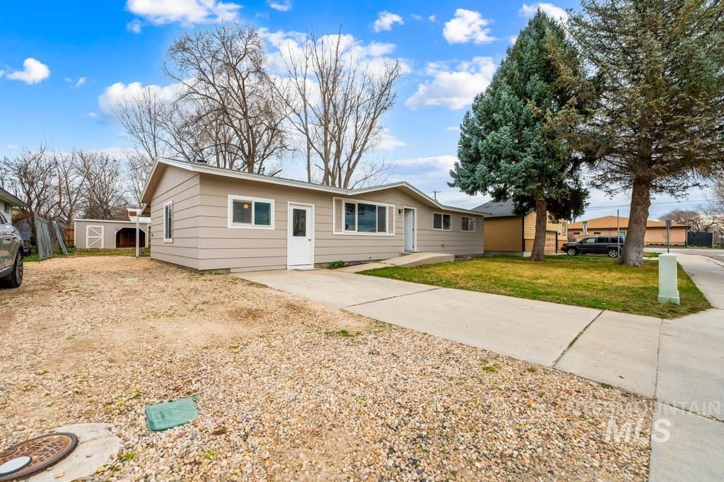 Photo of 456 N School Ave, Kuna, ID 83634 (MLS # 98978081)