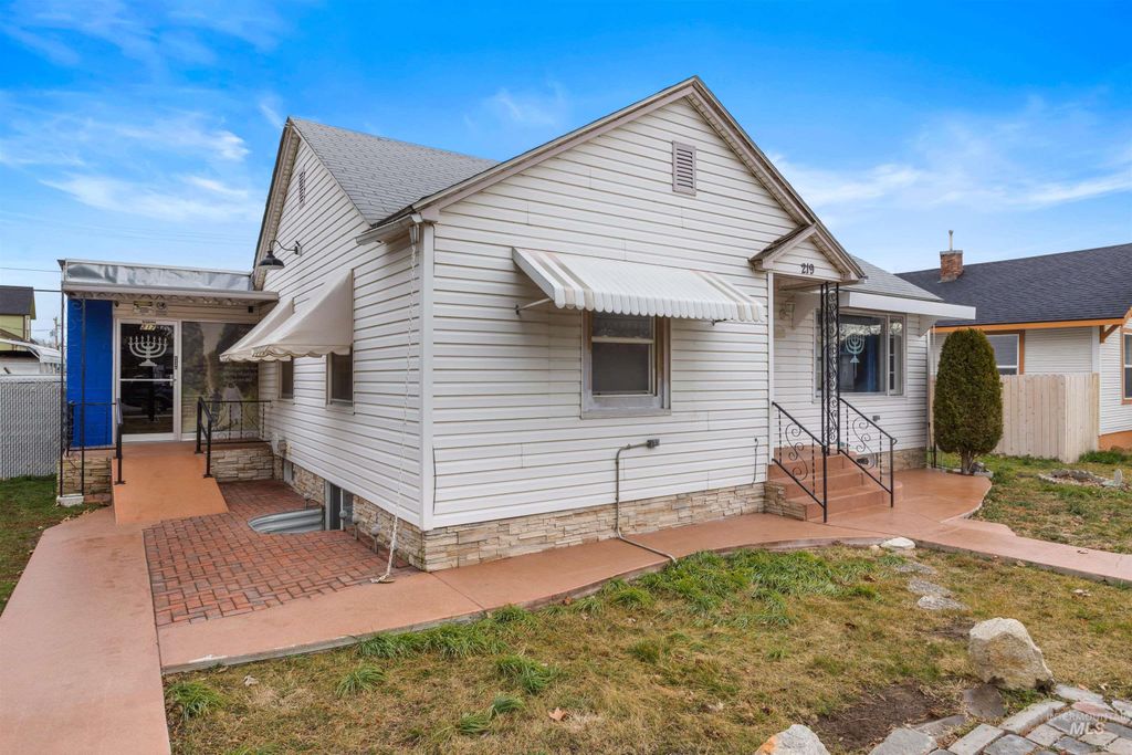Photo of 219 Cleveland Blvd, Caldwell, ID 83605 (MLS # 98975323)